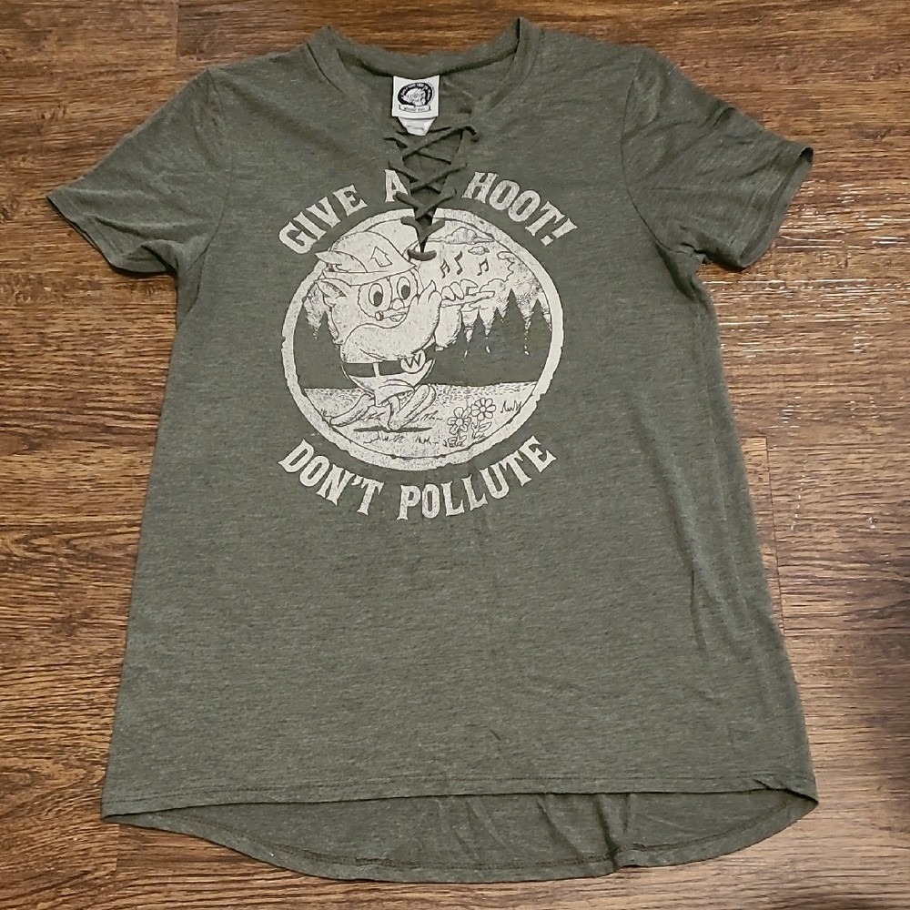 Green Graphic Tee with Lace-Up Neckline Sizeβ Small Women's Pre-Owned Summer